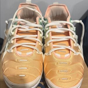 Nike Women's Peach and White Athletic Sneakers